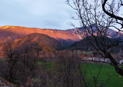 Ciel orangé au-dessus des montagnes vues depuis Champourcin.