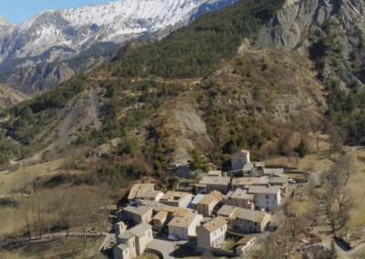 Toits de Chanolles avec les sommets enneigés en arrière-plan.