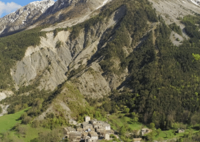 Chanolles au pied de grandes pentes rocheuses.